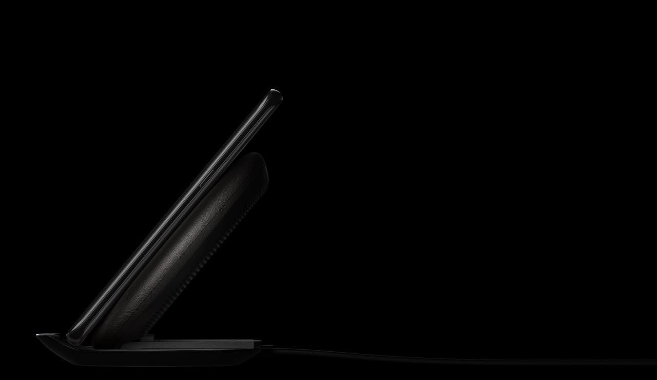 Side view of Galaxy S8 being charged wirelessly with the Wireless Charger Convertible